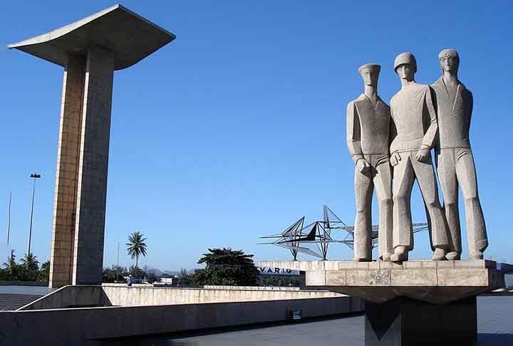 No Brasil, o Monumento Nacional aos Mortos da Segunda Guerra Mundial (RJ), também conhecido como Monumento aos Pracinhas. Ele homenageia os soldados brasileiros que morreram em solo europeu.