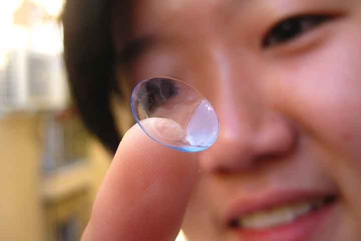 Entre os principais benefícios das lentes de contato estão a ampliação do campo de visão, a possibilidade de prática de esportes sem restrições, a ausência de reflexos indesejados e o fato de não interferirem na estética facial.