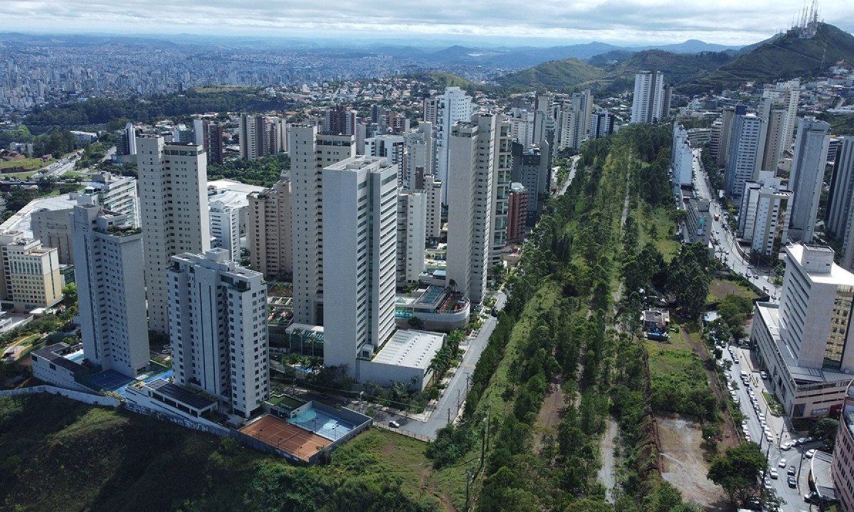 O Bairro Belvedere, Centro-Sul de BH, vive caos urbano por conta dos prédios altíssimos - (crédito: Leandro Couri/EM/D.A Press) O Bairro Belvedere, Centro-Sul de BH, vive caos urbano por conta dos prédios altíssimos - (crédito: Leandro Couri/EM/D.A Press)