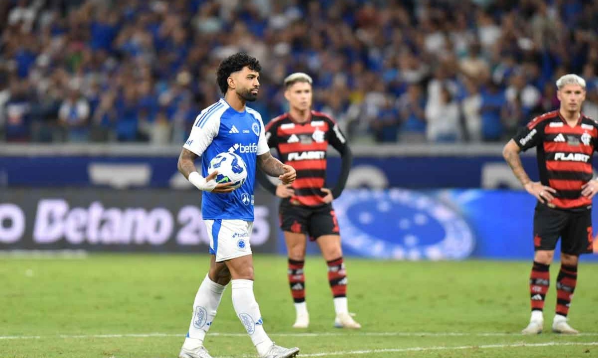 Gabigol entrou no fim do jogo e só teve tempo de pegar a bola, cobrar o pênalti e marcar o segundo gol, que garantiu a vitória da Raposa - (crédito: Ramon Lisboa/EM/D.A. Press) Gabigol entrou no fim do jogo e só teve tempo de pegar a bola, cobrar o pênalti e marcar o segundo gol, que garantiu a vitória da Raposa - (crédito: Ramon Lisboa/EM/D.A. Press)