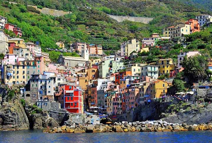 Riomaggiore, Ligúria (Itália): Esta é uma encantadora vila localizada na região da Ligúria, Itália, e faz parte do famoso conjunto de aldeias conhecido como Cinque Terre. 