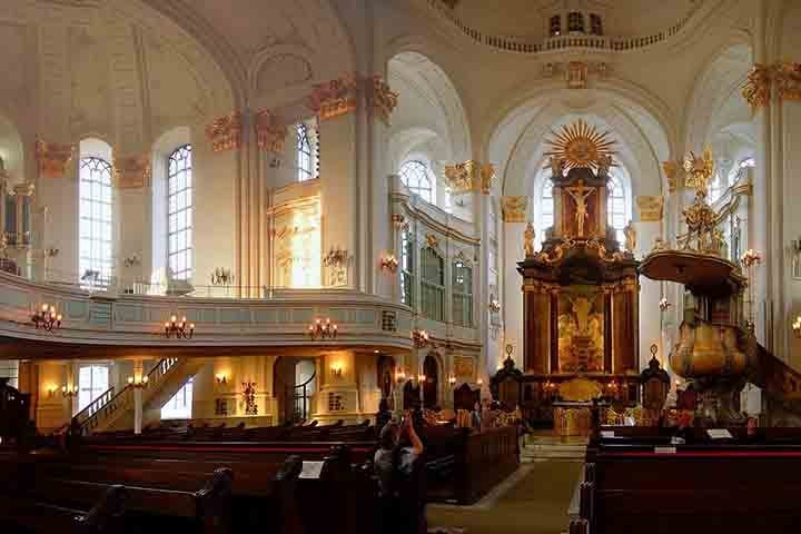 No interior, destaca-se um belíssimo órgão e um altar impressionante. A igreja tem uma forte ligação com a história marítima de Hamburgo, sendo um ponto de referência para os navegantes que chegavam ao porto.