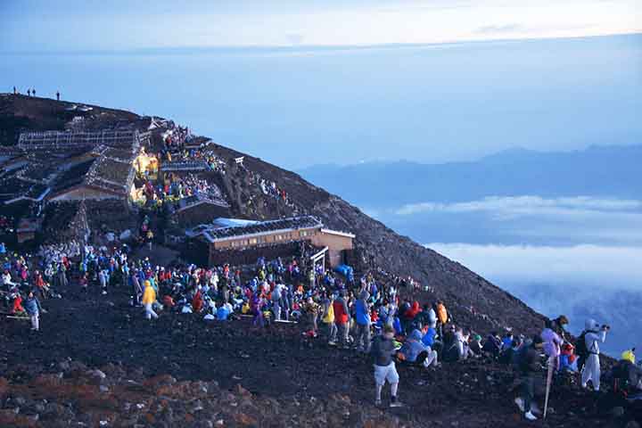 O alto do monte tem sido considerado sagrado desde tempos antigos, tendo o seu o sido proibido a mulheres até à Era Meiji. Contudo, hoje em dia é um destino turístico popular, sobretudo para escalada.
