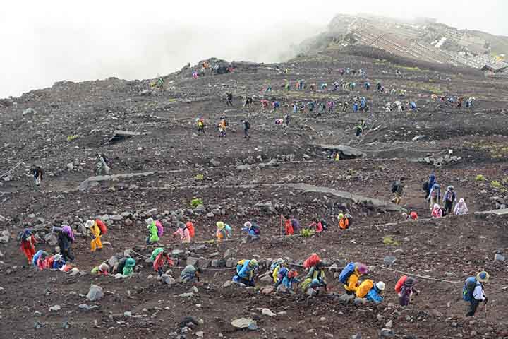 Nele, há um cone vulcânico frequentemente nevado sendo uma figura importante da arte japonesa. O trabalho artístico que retratou esta montanha é conhecido como “36 vistas do monte Fuji”, do pintor de Ukiyo-e, Hokusai. Existem também inúmeras menções ao monte Fuji na literatura japonesa.