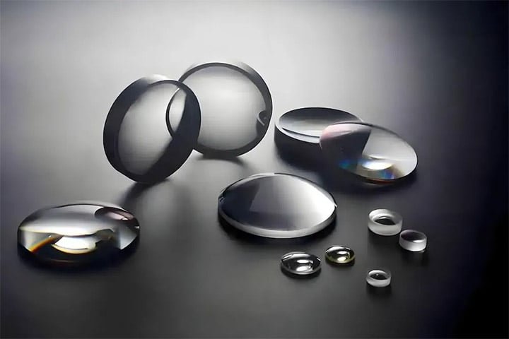 No início, as lentes eram feitas de vidro e cobriam toda a esclera (a parte branca do olho), o que causava desconforto. Mas um avanço significativo ocorreu em 1936.