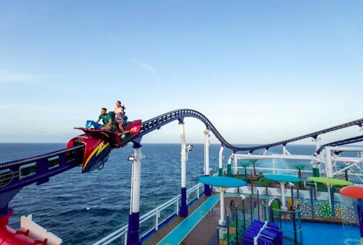 Porém, o navio da Carnival Cruise Line tem como grande destaque a "Bolt", a primeira montanha-russa instalada a bordo de um cruzeiro. A própria pessoa consegue controlar a velocidade do carrinho durante o passeio, que tem vista de 360º do oceano!-divulgação/Carnival Cruise Line