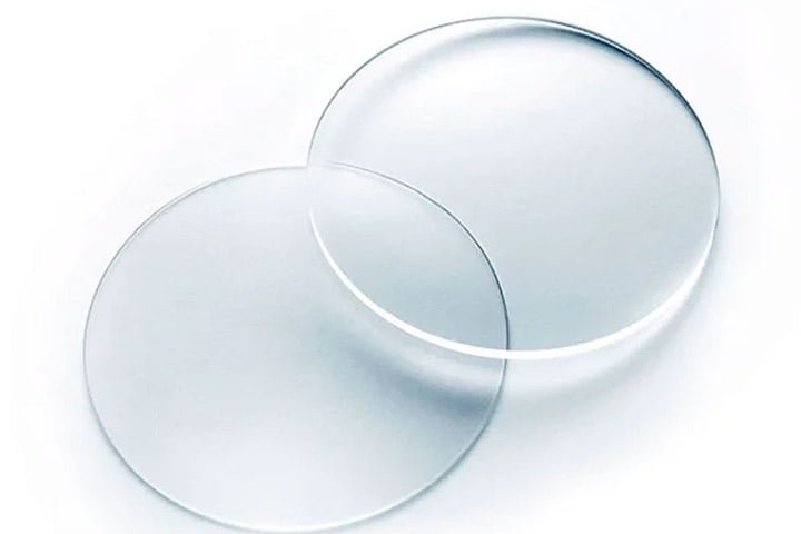 Em 1827, Sir John Herschel sugeriu afilar as lentes para que se ajustassem melhor à superfície do olho. A primeira lente funcional foi desenvolvida em 1887 por F. E. Muller, e no ano seguinte, os médicos Adolf Eugen Fick e Edouard Kalt começaram a usá-las para corrigir deficiências visuais.