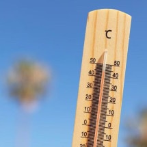 Homem posta tutorial com dica para aliviar o calor sem ar-condicionado - Freepik
