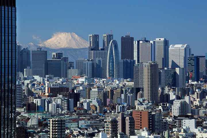 Para chegar ao Monte Fuji, o visitante pode viajar de carro até os os Kawaguchiko, Gotemba e Fuji. Também de ônibus, com o expresso desde Tóquio até Kawaguchiko e depois de apanhar um autocarro para o destino final. O trem segue sendo o meio de transporte mais adequado para a locomoção. 