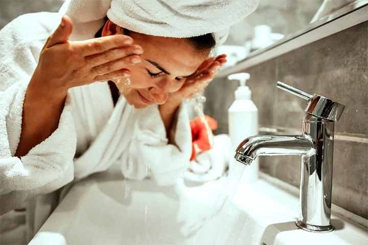 A água da torneira contém impurezas e micro-organismos que podem causar infecções. Nunca utilize água comum, saliva ou soluções caseiras para limpar as lentes.