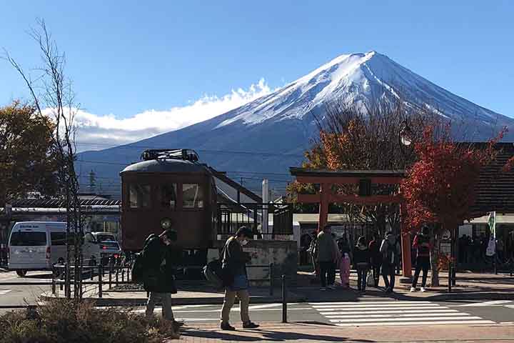 O congestionamento na rota até a montanha mais alta do Japão estava levando ao aumento de problemas. Além de muito lixo, que era deixado pela trilha e turistas tentavam fazer a rota vestidos inadequadamente, disseram as autoridades.