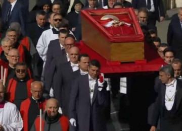 Vídeo: Veja momento em que fiéis se despedem do Papa em emocionante cerimônia -  (crédito: Tupi - Pablo Oliveira)