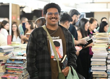 O estudante de química José Augusto foi conhecer a Bienal Mineira do Livro em busca de títulos brasileiros, disse que os preços estão bons, mas sentiu a falta de obras de Guimarães Rosa nos estandes -  (crédito: Leandro Couri/EM/D.A Press)