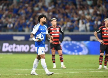 Gabigol entrou no fim do jogo e só teve tempo de pegar a bola, cobrar o pênalti e marcar o segundo gol, que garantiu a vitória da Raposa -  (crédito: Ramon Lisboa/EM/D.A. Press)