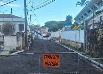 Dois tempos de Diamantina: o piso de pedras capistranas, louvado no hino da cidade, 
e o asfalto cobrindo trechos da história local -  (crédito: Gilmara Paixão/divulgação)