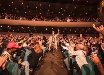Em clima de festa, Carlinhos Brown circulou entre o público no Grande Teatro -  (crédito: Barbara Paschoa/ Divulgação)
