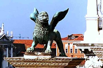 Um estudo recente revelou que o Leão de Veneza, famoso  símbolo da cidade que fica na Praça de São Marcos, pode não ter origem na Turquia, como se imaginava, mas, sim, na China.  -  (crédito:  Peter J.StB/Wikimédia Commons)