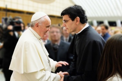Padre Reginaldo Manzotti lamenta a morte do para Francisco, com quem se encontrou em viagem ao Vaticano -  (crédito: Rede Evangelizar/Divulgação)