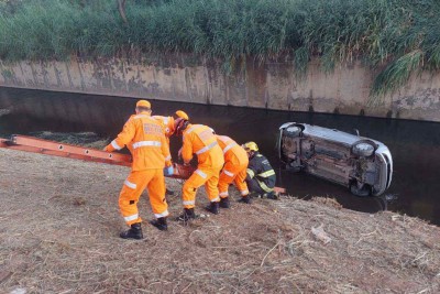 Bombeiros realizam salvamento de casal que foi parar com o carro no leito de canalização de córrego em Betim  -  (crédito: CBMMG)