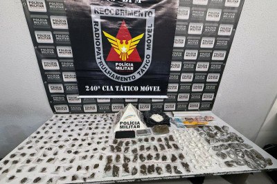 Grande quantidade de cocaína e maconha foi apreendida dentro de um tonel no interior do matagal -  (crédito: PMMG)