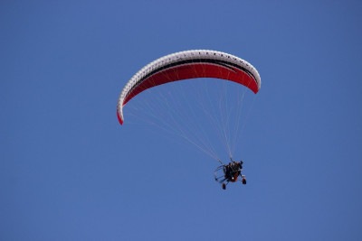 Vítima foi resgatada consciente e com diversas lesões pelo corpo ao cair de parapente -  (crédito: PIXABAY)