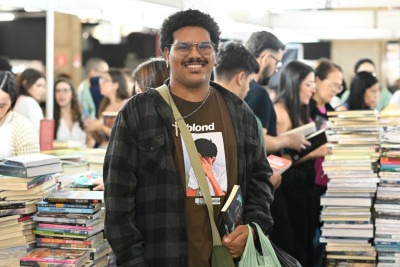 O estudante de química José Augusto foi conhecer a Bienal Mineira do Livro em busca de títulos brasileiros, disse que os preços estão bons, mas sentiu a falta de obras de Guimarães Rosa nos estandes -  (crédito: Leandro Couri/EM/D.A Press)