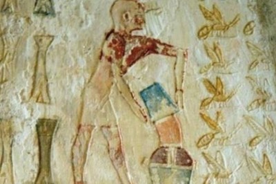 Pesquisadores já encontraram mel perfeitamente conservado em tumbas egípcias. Ao escavarem as pirâmides do Egito, os arqueólogos encontraram vasos de mel em um túmulo de 3.000 anos atrás.  -  (crédito:  Reprodução Facebook)