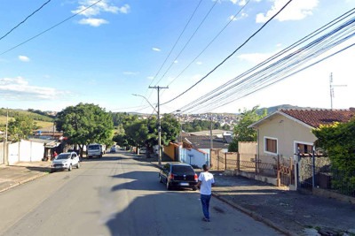 Rua do Bairro Dom Bosco, em Poços de Caldas, onde enfermeiro manteve companheira em cárcere e a agrediu -  (crédito: Reprodução/Google StreetView)