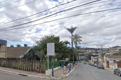 Rua Nossa Senhora de Lourdes entre a Igreja Matriz Nossa Senhora de Lourdes e o Hospital da PolÃ­cia Civil, onde corpo foi encontrado -  (crédito: ReproduÃ§Ã£o/Google StreetView)