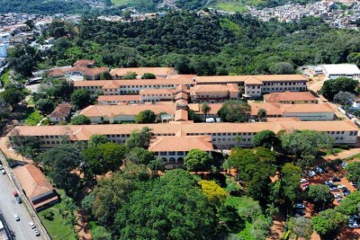 Vista aérea do Hospital Júlia Kubitschek, no Barreiro, mostra a dimensão da unidade de saúde que completa 65 anos em setembro e enfrenta deficiência também no atendimento a áreas especializadas -  (crédito: Leandro Couri/EM/D.A Press)
