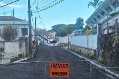 Dois tempos de Diamantina: o piso de pedras capistranas, louvado no hino da cidade, 
e o asfalto cobrindo trechos da história local -  (crédito: Gilmara Paixão/divulgação)