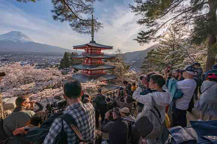 Em uma situação semelhante, em Quioto, em 2019, as autoridades locais aram a distribuir folhetos e lanternas de papel em uma tentativa de lembrar aos turistas como se comportar no bairro histórico de Gion.