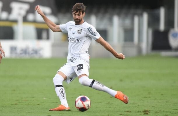 LUAN PERES – Fez falta em Dodi aos três minutos e levou amarelo, quando poderia ter sido expulso. Fez bom trabalho contra o jogo aéreo do Grêmio. NOTA 6,0. Foto: Raul Baretta/Santos FC