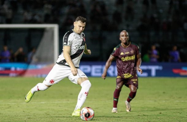 HUGO MOURA - Cometeu erro grosseiro, que originou o gol do Palmeiras. Comprometeu toda sua atuação ao perder bola de bobeira para o ataque dentro de sua própria área. NOTA 2,5. Foto: Matheus Lima/Vasco