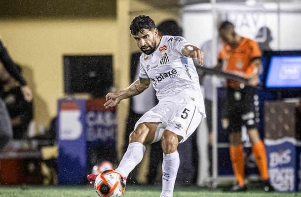 RINCÓN – Na criação quase não apareceu. No ataque, teve bom papel na marcação e cobertura ao lateral. NOTA 6,0. Foto: Raul Baretta/Santos FC