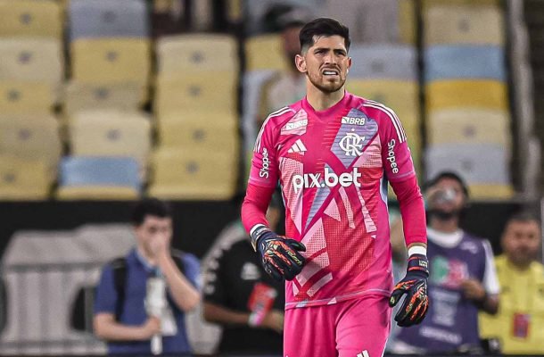 ROSSI – Não tinha o que fazer no gol de Kaio Jorge. Depois, fez uma defesa parcial espetacular em novo chute do atacante, que ainda bateu no travessão. Também evitou um gol certo de Christian. No segundo tempo, com milagres em finalizações de Matheus Pereira e Wanderson e abafando chute de Kaio Jorge. Chegou a defender parcialmente o pênalti que Gabigol cobrou. Mas Gabi pegou a sobra e fez o gol da vitória.  NOTA 8,5. Foto: : Paula Reis/Flamengo