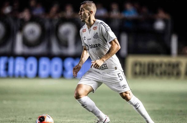 JOÃO SCHMIDT – Quase fez um gol de fora da área, mas poderia ter aparecido mais no ataque. NOTA 6,0. Foto: Raul Baretta/Santos FC