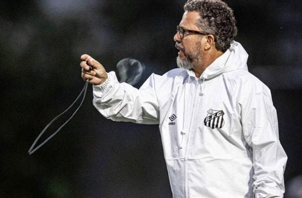 TÉCNICO: CLÉBER XAVIER – Terá muito trabalho no comando do Santos. A equipe depende demais das individualidades de Rollheiser e Soteldo. Como Rollheiser não esteve bem, Soteldo acabou sobrecarregado. De positivo, o bom posicionamento de Deivid Washington. NOTA 4,5. Foto: Raul Baretta/Santos FC