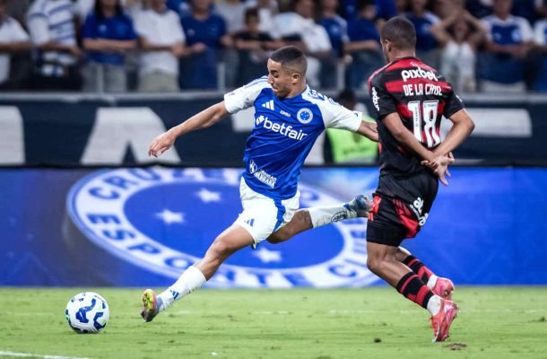 DE LA CRUZ – Fez a maioria das ligações entre meio e ataque pelo centro. Mas foi um passe errado seu que originou o gol de Kaio Jorge. Caiu muito no segundo tempo, errando vários passes. De bom a falta cobrada para Bruno Henrique quase marcar.  Amarelado, está fora do jogo com o Bahia NOTA 5,0. Foto: Gustavo Aleixo/Cruzeiro