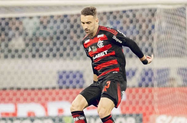 LÉO ORTIZ – Errou um passe que originou um ataque perigoso do Cruzeiro.  No segundo tempo, ofereceu espaços que felizmente o Cruzeiro não aproveitou. Sua partida mais abaixo da média nesta temporada.  NOTA 5,5. Foto: Adriano Fontes/Flamengo