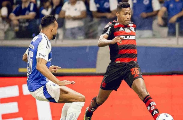 ALEX SANDRO – O Cruzeiro atacou mais pelo seu setor, o que o deixou mais preso à defesa. Quando foi ao ataque, mostrou boa intensidade no apoio. NOTA 6,5. Foto: Adriano Fontes/Flamengo