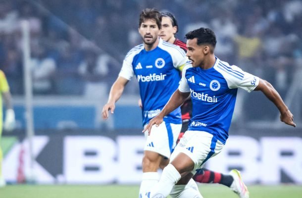 KAIKI BRUNO – Começou bem, aparecendo no apoio e sendo eficaz na defesa. Mas o fôlego dos primeiros minutos cobrou seu preço: caiu de rendimento ainda na reta final do primeiro tempo, e o Flamengo passou a atacar mais pelo seu setor. NOTA 6,5. Foto: Gustavo Aleixo/Cruzeiro