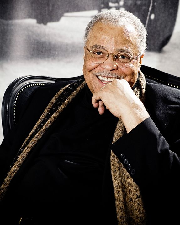 Jones começou a carreira em 1953 e ainda está atuante. Em 2011, ganhou um Oscar honorário pelo conjunto da obra. Dublador de prestígio, também deu voz a personagens dos Simpsons e ao personagem Mufasa, de "O Rei Leão", entre outros. Morreu em 9/9/2024.