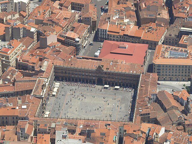 Salamanca tamb&eacute;m tem a sua Plaza Mayor. O munic&iacute;pio faz parte da prov&iacute;ncia hom&ocirc;nima, na comunidade aut&oacute;noma de Castela e Le&atilde;o, uma &aacute;rea habitada desde o primeiro mil&ecirc;nio antes de Cristo. Em estilo barroco, a pra&ccedil;a fica no cora&ccedil;&atilde;o da cidade e &eacute; o ponto de encontro de todos. 