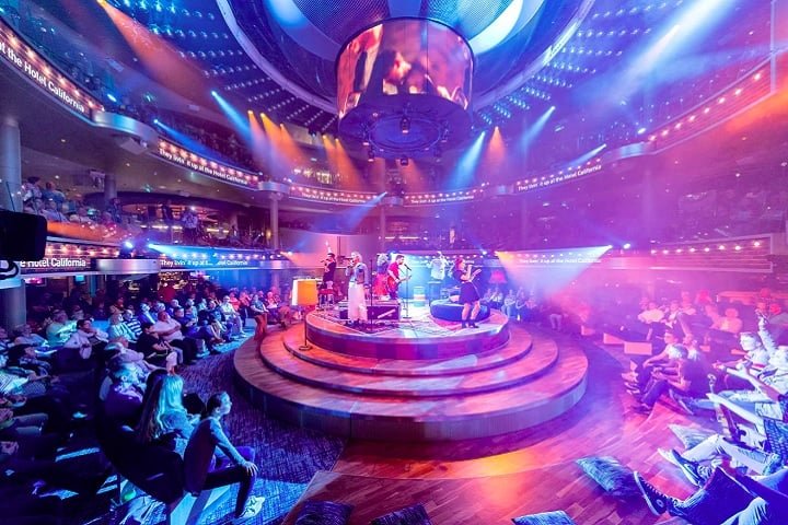 As opções de entretenimento são variadas: são 17 bares, 21 piscinas, 17 restaurantes e um teatro com assentos em 360º. Além disso, o AIDAnova ainda tem um cassino equipado com 40 máquinas caça-níqueis.






-divulgação/Aida Cruises