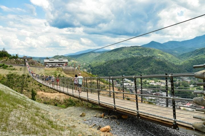 A cidade tem uma atmosfera acolhedora, com lojas de artesanato local, destilarias de moonshine, estação de esqui e a SkyBridge, a maior ponte suspensa para pedestres da América do Norte.