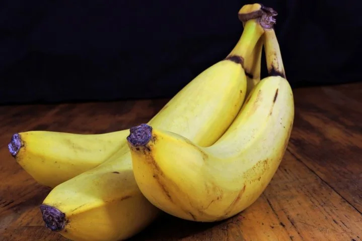 De acordo com uma pesquisa publicada na revista "Nature Microbiology", um fungo chamado de mal-do-Panamá está ameaçando a produção global de bananas, assim como aconteceu com a banana Gros Michel no passado.