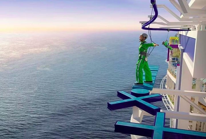 Uma das atrações mais famosas do navio é a "Borda da Coroa", uma plataforma suspensa diretamente sobre o mar, que proporciona uma experiência de adrenalina aos aventureiros. -Divulgação/Royal Caribbean