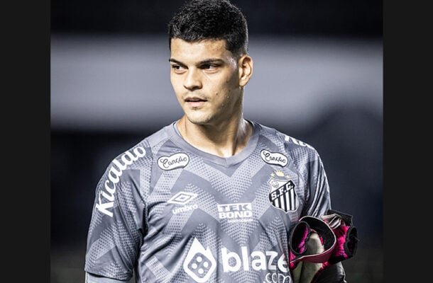 GABRIEL BRAZÃO – Uma ótima defesa no primeiro tempo, abafando chute de Cristian Olivera. Nenhuma culpa no gol. NOTA 6,0. Foto: Raul Baretta/Santos FC  