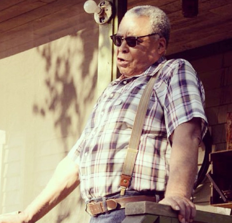 A voz cavernosa de Darth Vader Ã© do ator James Earl Jones, um dos maiores do cinema americano. Nascido no Mississippi em 17/1/1931, ele tambÃ©m passou dos 90 anos, tornando-se um dos mais longevos na profissÃ£o. 